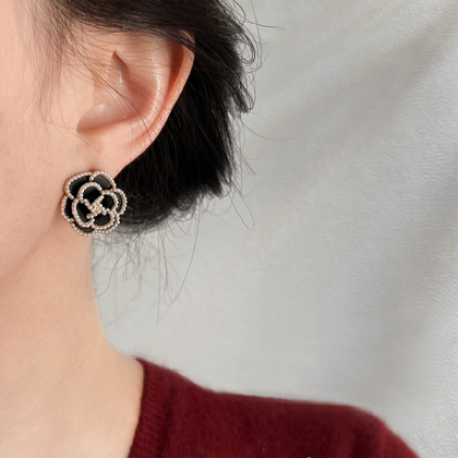 【エレガンスを耳元に】CHANEL カメリア ピアス カメリアピアス！（エレガンスを耳元にCHANEL カメリア ピアス）