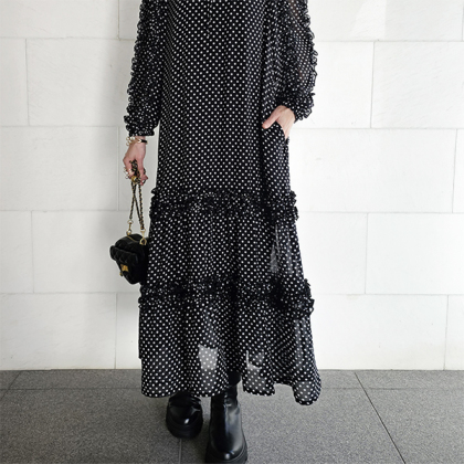 新品タグ付き　LOHEN ギャザーティアード ロングワンピース　ブラック LOHEN ギャザーティアード ロングワンピース ブラック 新品未