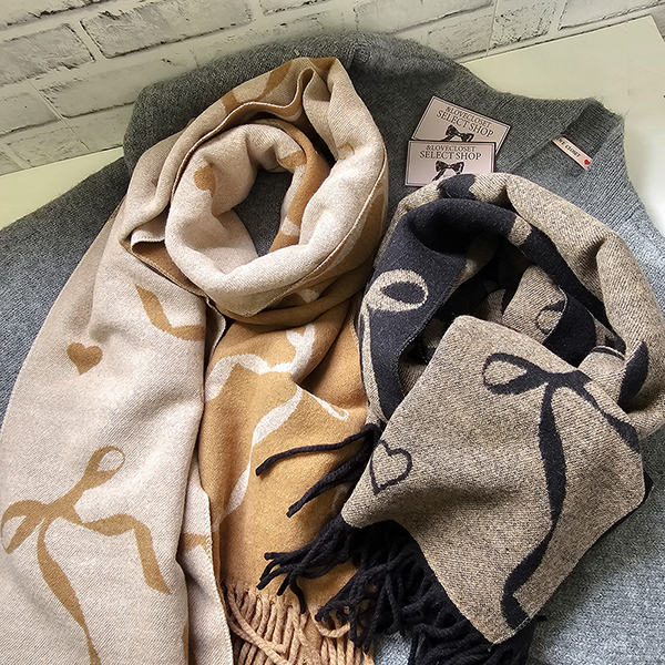 ロゴプリントマフラー ベージュ/ブラック WEB限定】ボリュームフリンジマフラー ロゴ レザータグ（マフラー