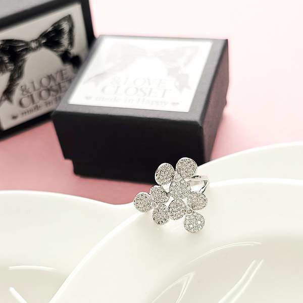 SELECT】上品ビジューの3輪お花リング リング ＆ LOVE CLOSET