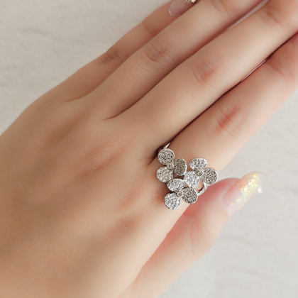 SELECT】上品ビジューの3輪お花リング リング ＆ LOVE CLOSET スワンと